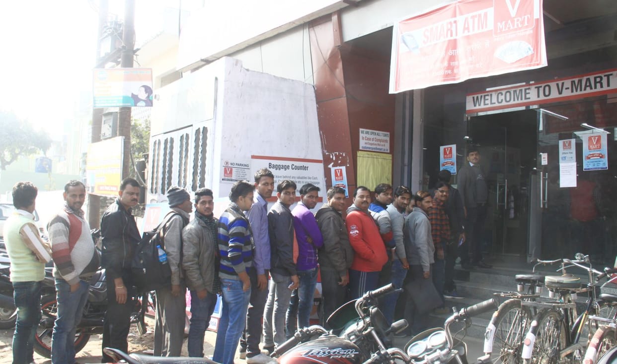 The ATM in the holiday cold, empty their pockets