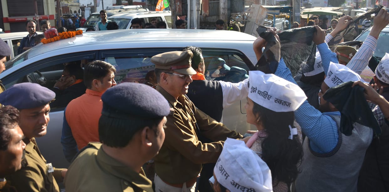 aap worker oppose manohar parrikar.