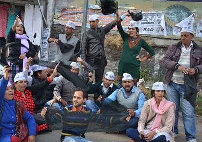 aap worker oppose manohar parrikar.