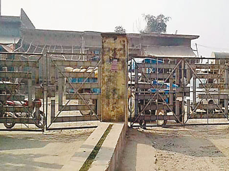 traders lock the mandi gate