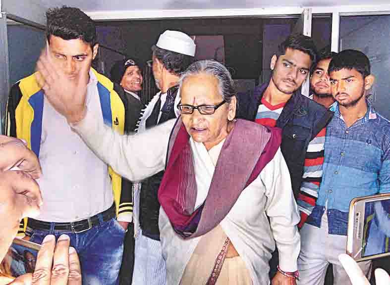 sadsyata ki rasid mangi to rashid alvi se bhid gye congressi