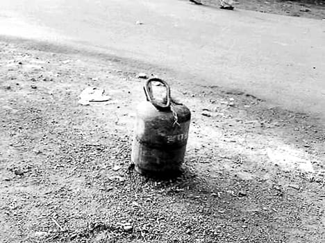 LPG cylinder boarded container truck, accident averted