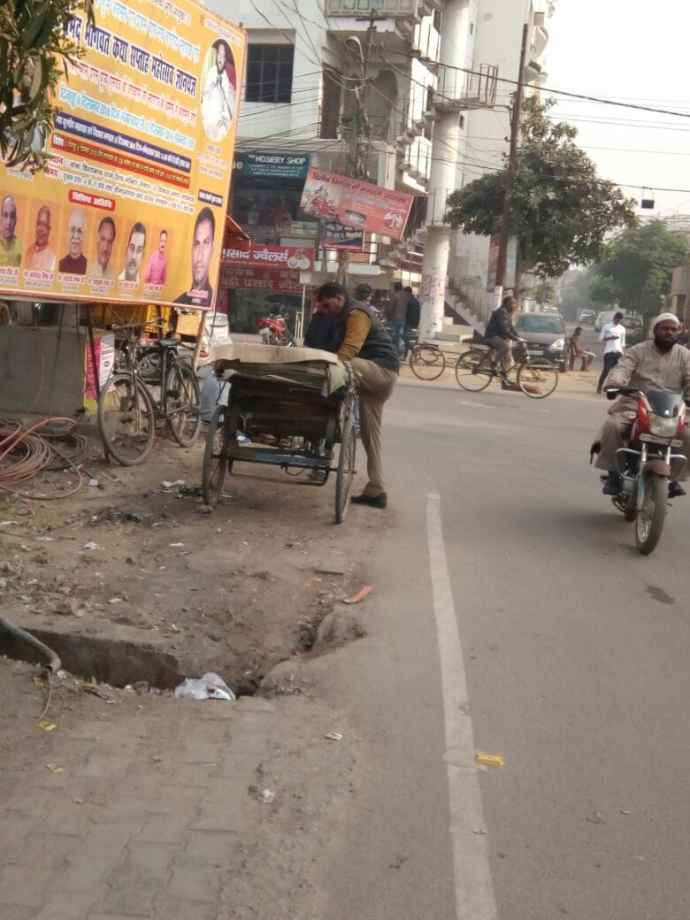 drunk cop creats scene on lucknow road