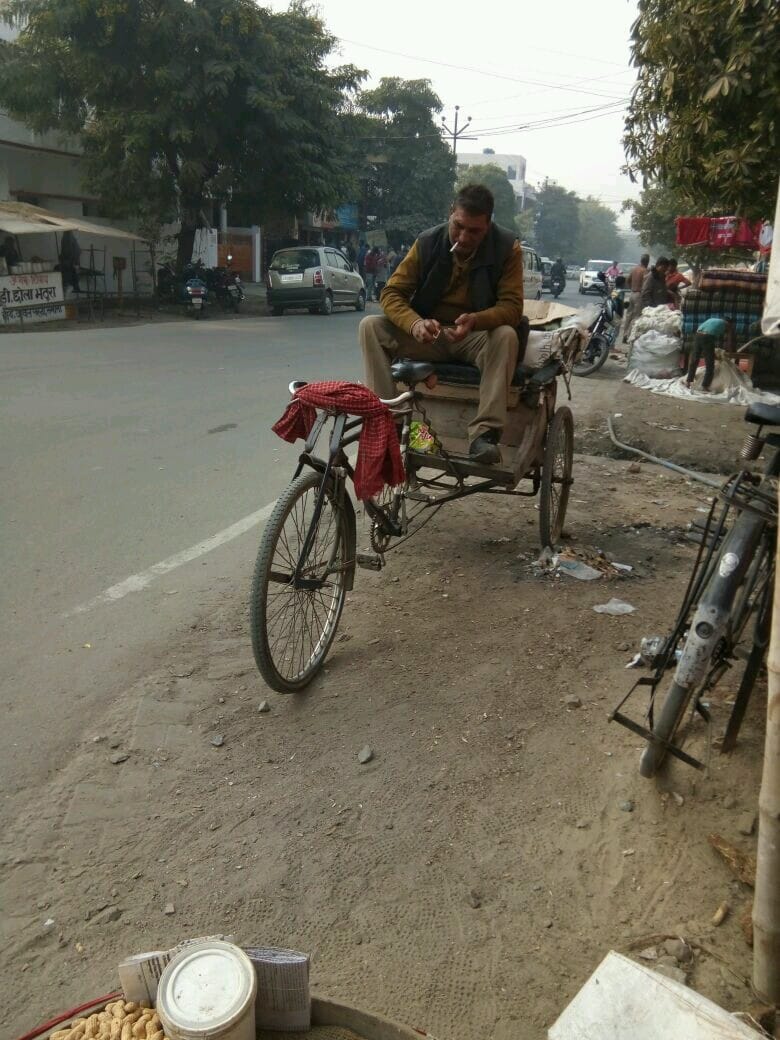 drunk cop creats scene on lucknow road