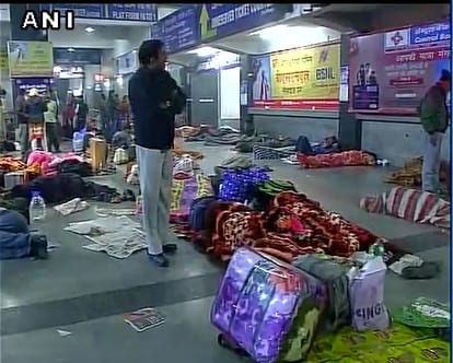 82 trains delayed (arriving late in Delhi) & 23 rescheduled due to prevailing #fog conditions