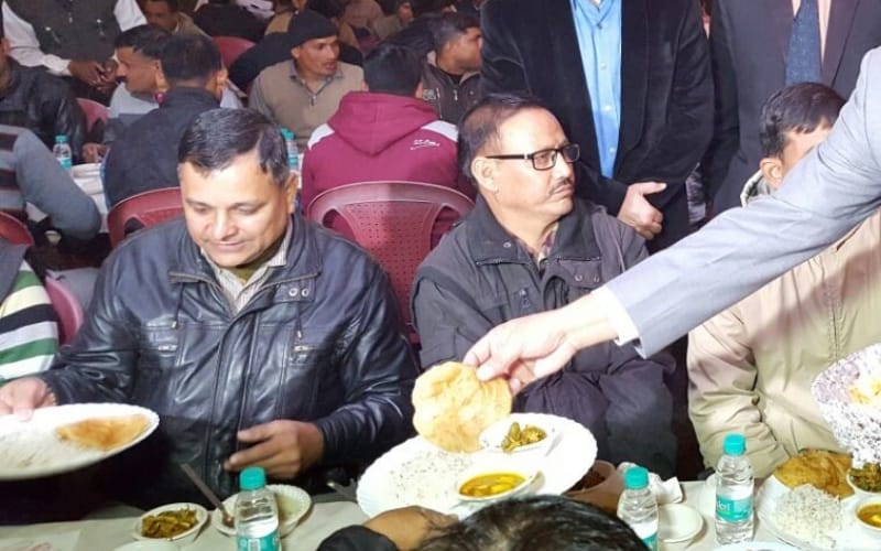 dgp javeed ahmed serves food to juniors in bada khana