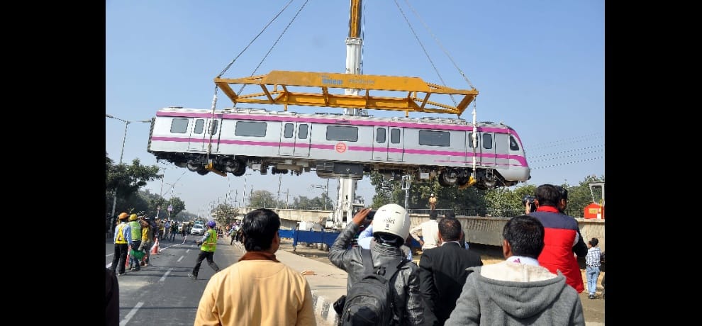 magenta metro coach from crane to track