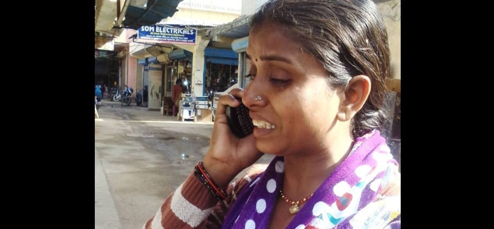 woman standing in atm queue starts crying aloud as her balance deducted but not get cash in hand