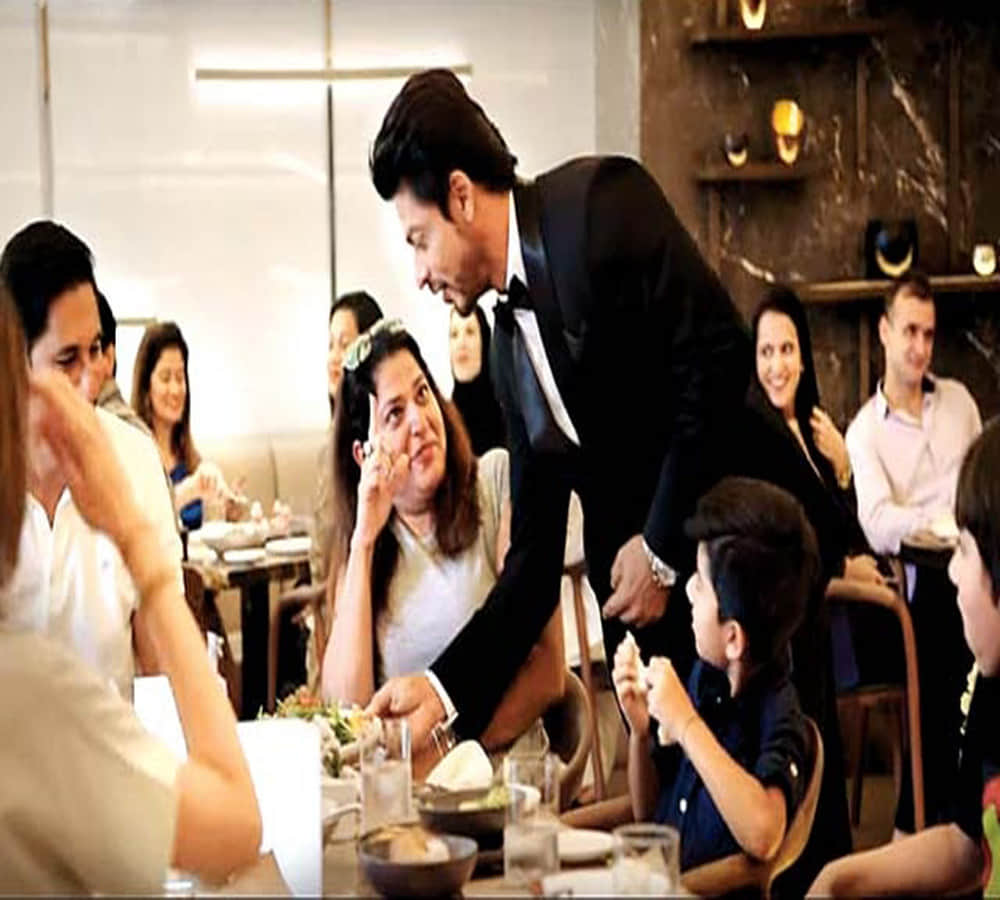 VIDEO: Shah Rukh serves food to people in Dubai