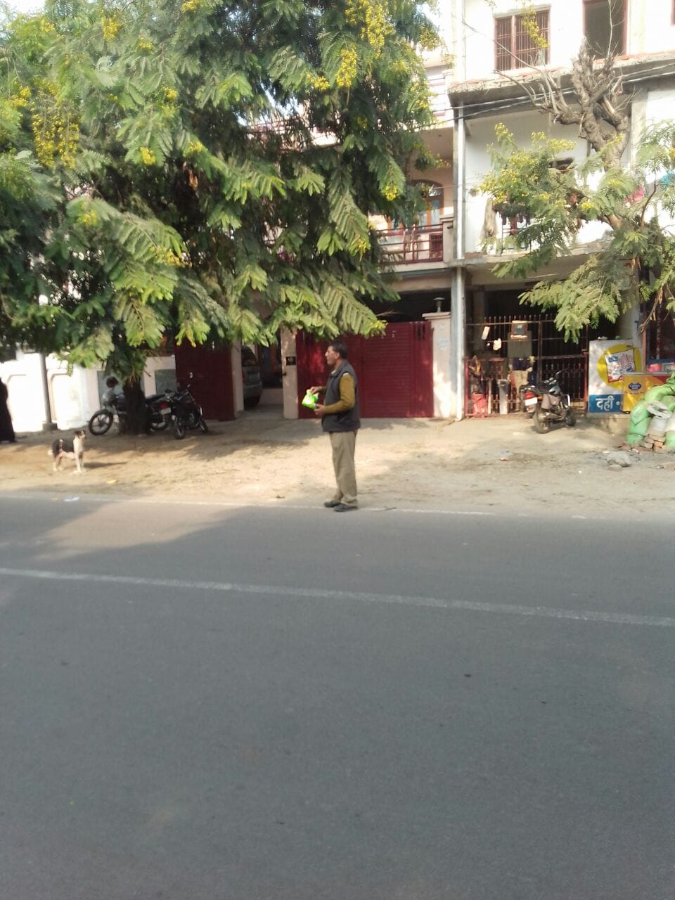 drunk cop creats scene on lucknow road