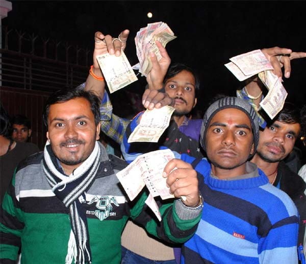 bainkaaen mein 800 karod ke puraane not jama