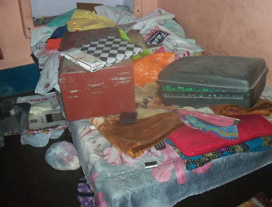 Thieves cross over lakhs of goods