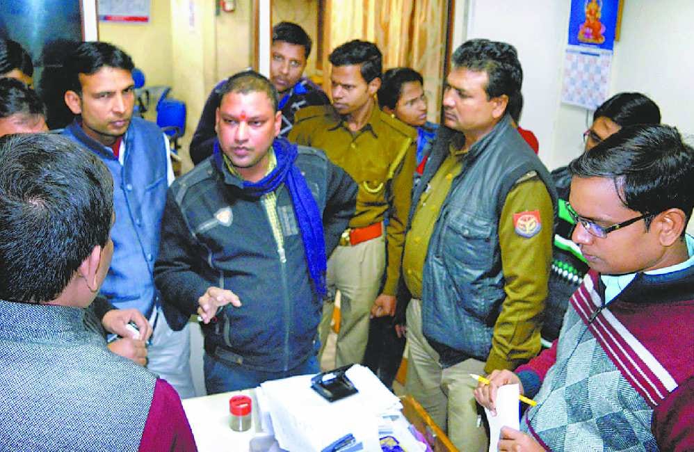 Robbed 1.55 lakh in broad daylight in front of the Bank