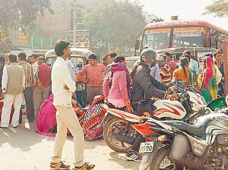 Non-receipt of cash from the bank burst Anger