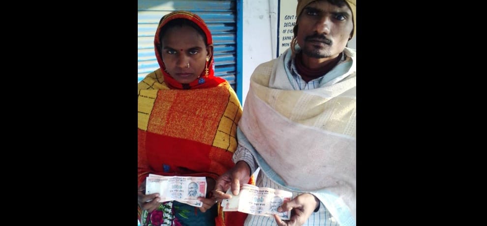 labors still getting old currency as wage after 35 days of demonetisation