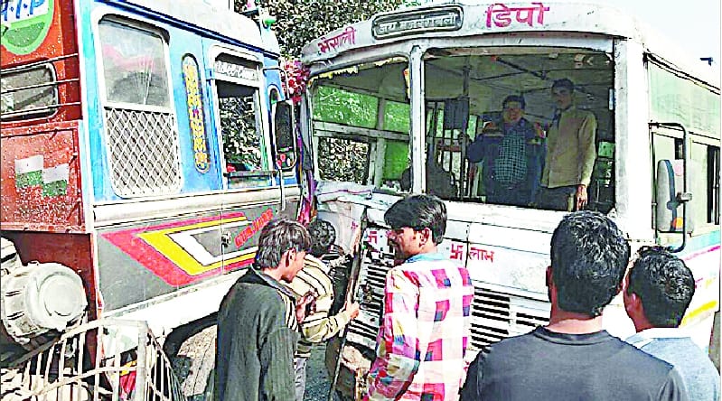 Bus collides with truck in fog, 14 injured