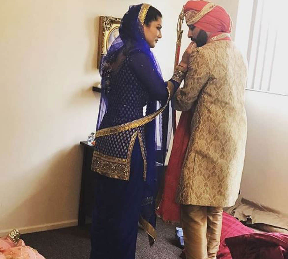 Actress Sunny Leone turns into a PUNJABI KUDI at her brother’s wedding
