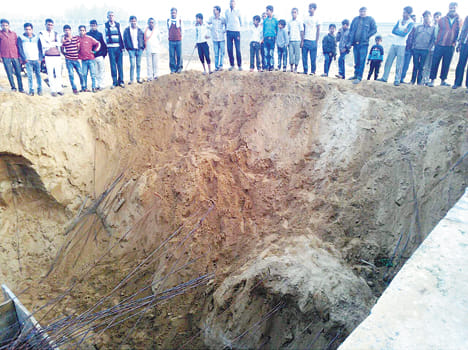 Expressway embedded soil, killing two workers