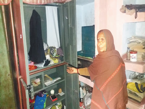 Cloth merchant's house half million theft