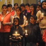 शास्त्री चौक स्थित क्राइस्ट चर्च से कैंडल जलाकर जूलूस निकालते लोग ।