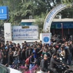 एसबीआई मुख्य शाखा के एटीएम से रुपये निकालने के लिए कतार मे खड़े लोग ।