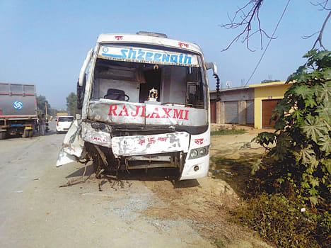 Dumper and bus collision, injured a dozen rides