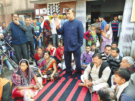 Doctors protest against a hospital that is not coming