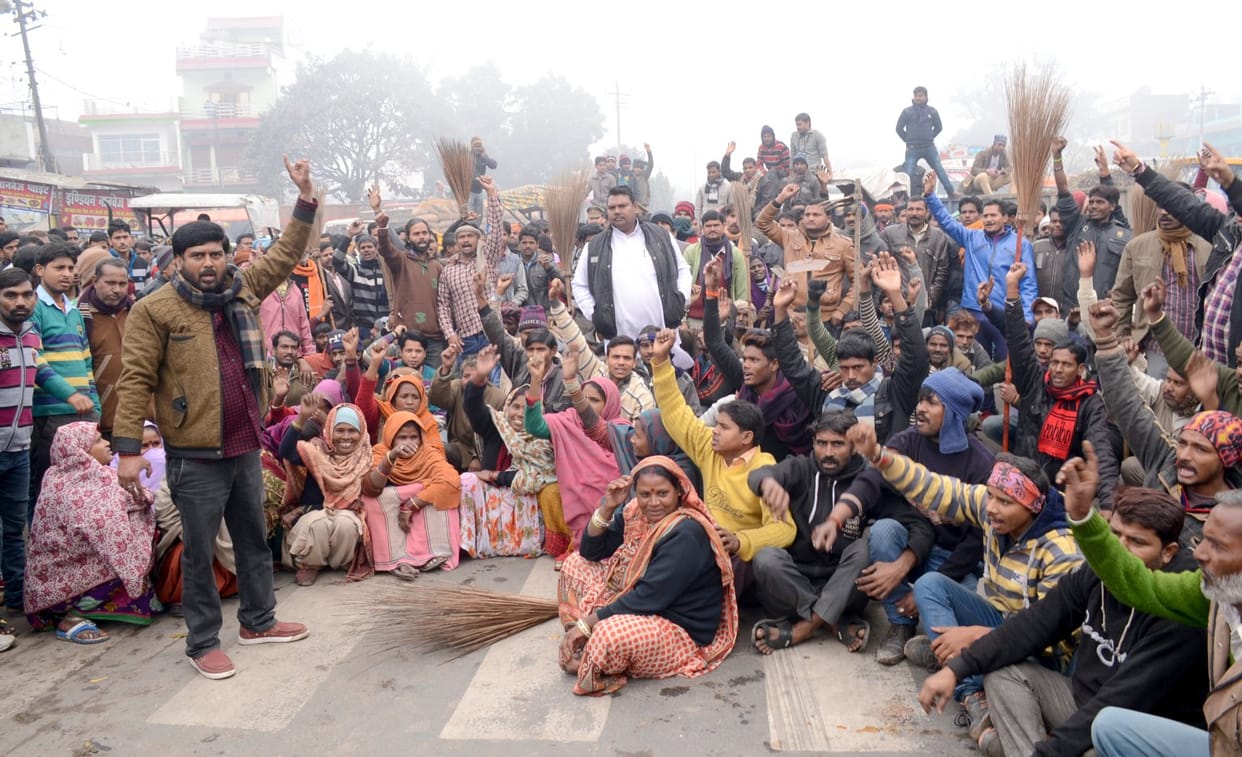Beating fellow angry sanitation workers put the jam