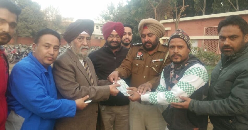 See Auto driver honesty in mohali, refund 5 lac cheque
