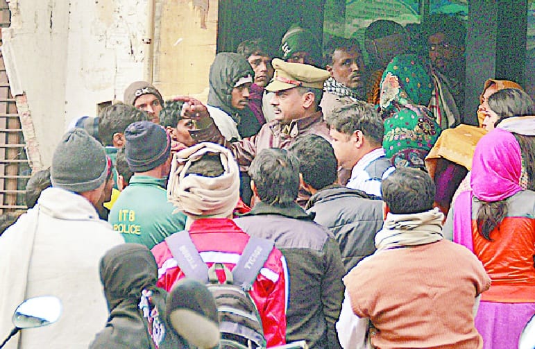 Intact crowd, not over cash waiting