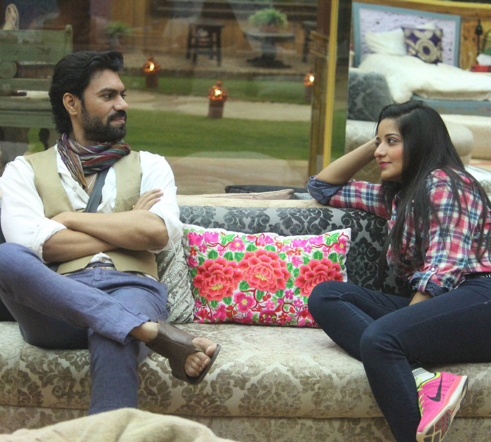 BIGG BOSS: Monalisa, Gaurav Chopra's bathtub scene irks Manoj Punjabinatio