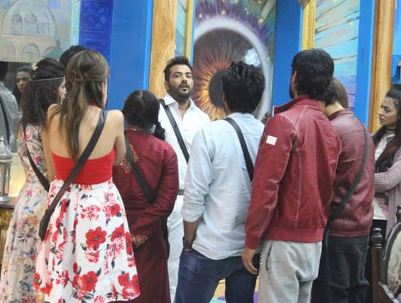 BIGG BOSS: Monalisa, Gaurav Chopra's bathtub scene irks Manoj Punjabinatio