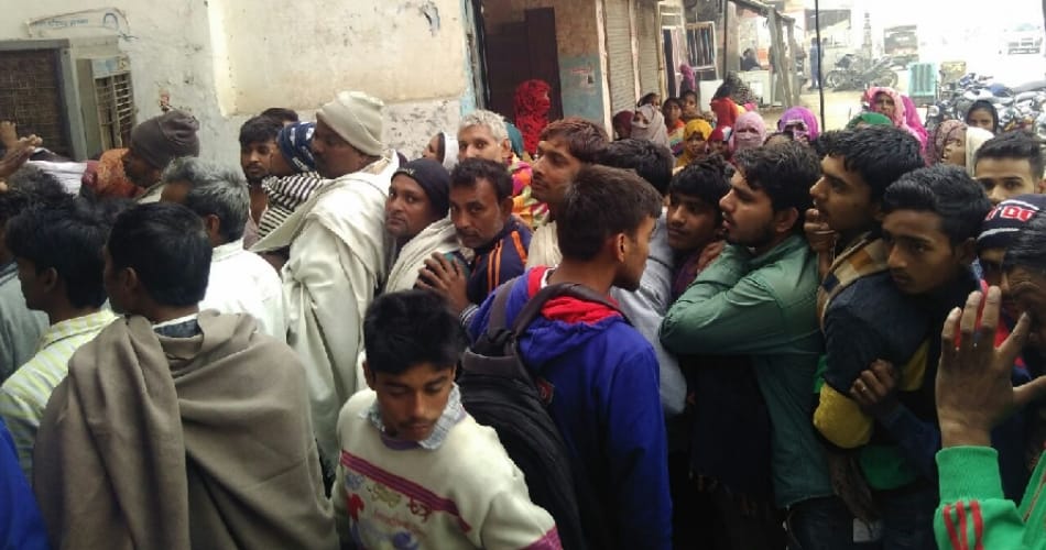 after note ban in india, huge crowd and cashless banks, many reasons behind this