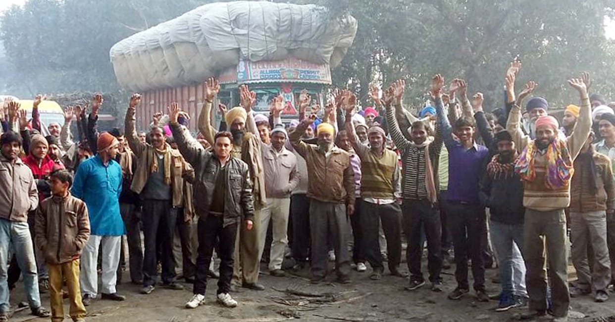 karenci k liye sadak pr utri public, hangama