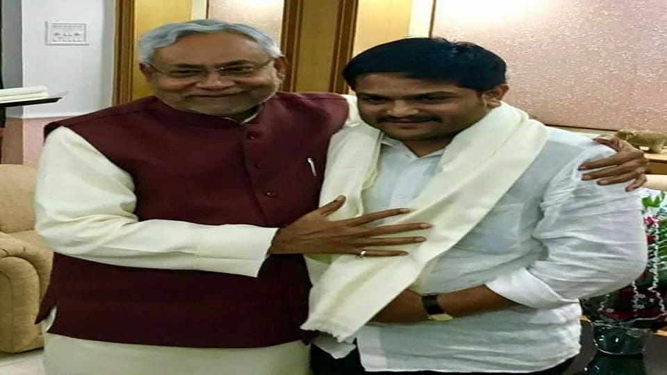 hardik patel meets bihar cm nitish kumar