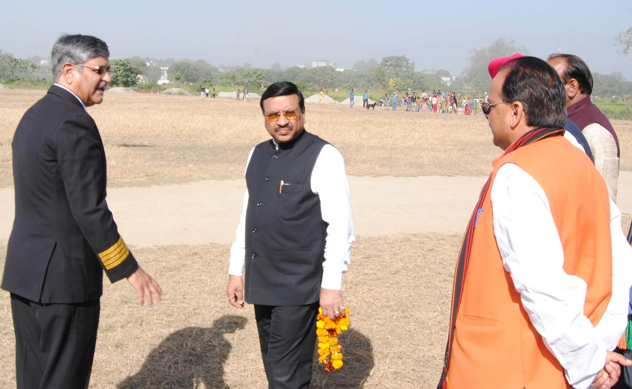 dharmendra pradhan helicopter trapped in dust.