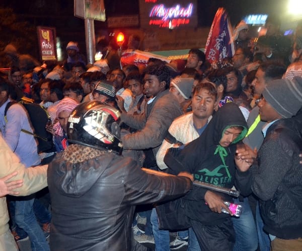  lathicharge on police recruitment applicants.