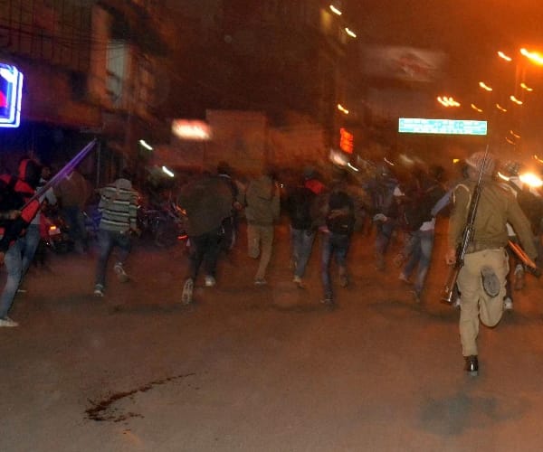  lathicharge on police recruitment applicants.