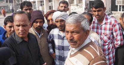 old man stood in line outside bank for cash, but died due to heart attack