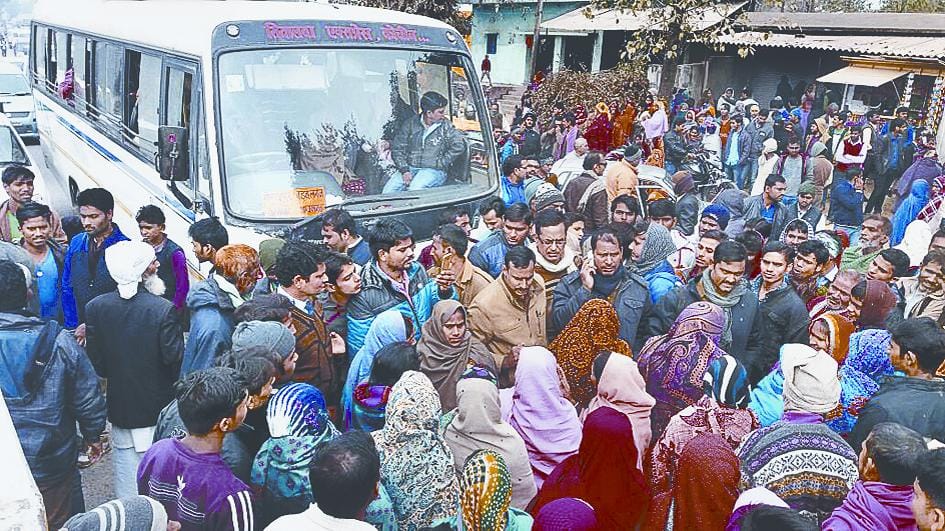 People jaam the road while they did not get currency from bank