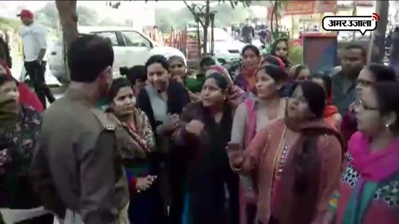 गई थी शादी में, वहां से हो गई गायब, अब परिजन कर रहे हंगामा 