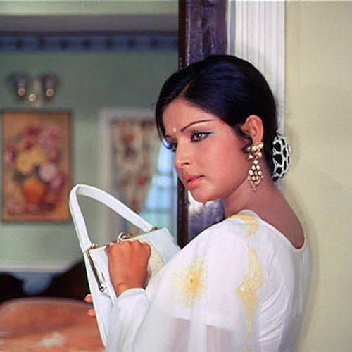 rakhi gulzar make a big distance from bollywood