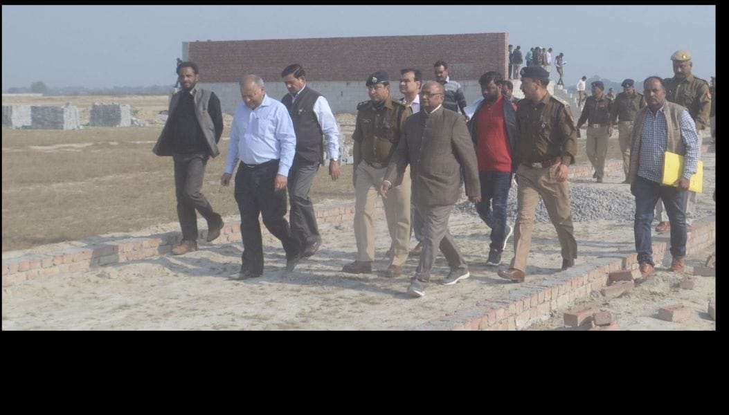 taapeey pariyojana ke shilaanyaas sthal par aphasaron ka dera