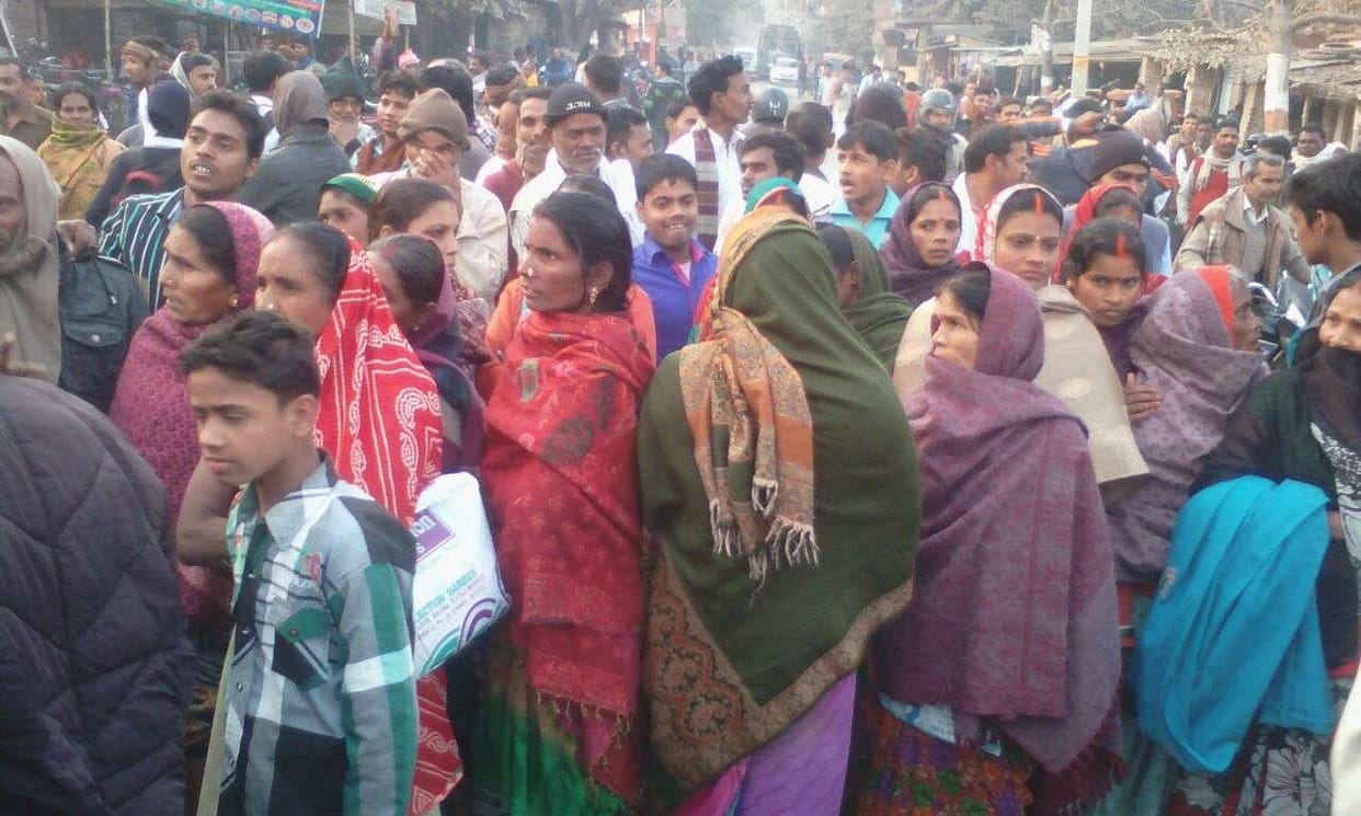 cash ke liye mahilaon ne kiya sadak jaam