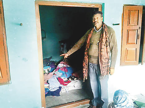 Burglars broke the lock lakh jewelery stolen