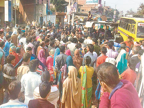 Angry villagers planted lock branch Brsoiya