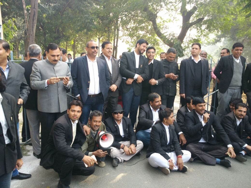 baar adhyaksh se esadeeem ne kee abhadrata, bhadake vakeel