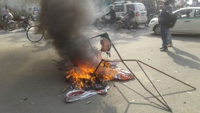 BJP opposes Youth Conference, lock imposed by lawyers at Circuit House, posters burnt