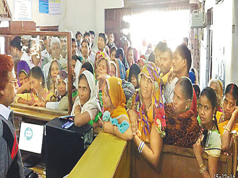 protest in etawah,s bank
