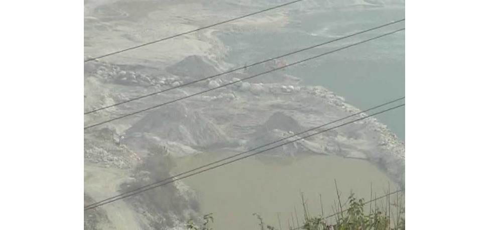 illegal mining in beas river at the border of kullu and mandi